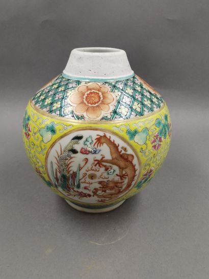 null Vase en porcelaine polychrome orné de motifs en fenêtres de dragons et phénix...