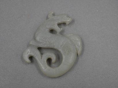 null Dragon lové. XIX-XXè s. Jade néphrite. 

L : 6 cm.