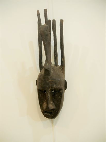 null Afrique de l'Ouest - Masque en bois sculpté, traces de polychromie.

Haut.:...