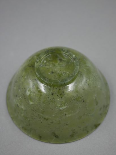 null Bol en jade néphrite. Chine. 

D : 10 cm.