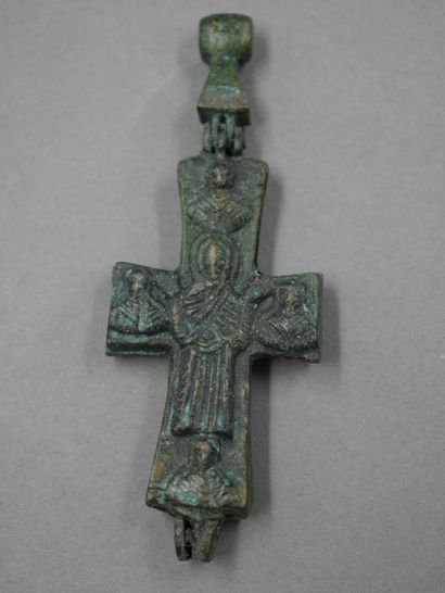 null Croix encolpion. Bronze.

Art byzantin. Circa X-XIVè s.

L : 10 cm.