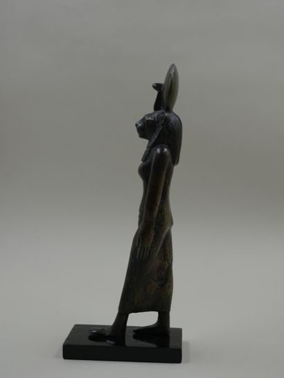 null Déesse lionne Sekhmet marchant. Bronze dépatiné. Style saïte. 

H : 20,5 cm...