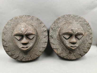null Deux masques lunaires en bois. De style Nigérien 

H : 18cm