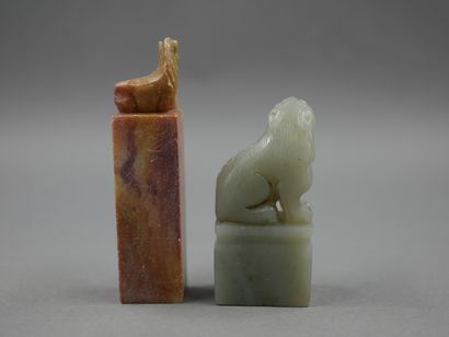 null Deux sceaux cachets anépigraphes, jade néphrite et stéatite. Chine. XIX-XXè...