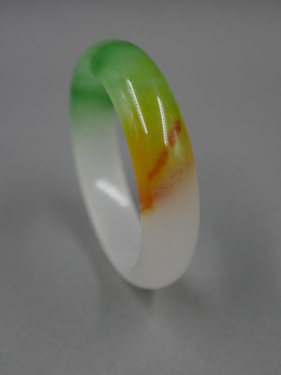 null Bracelet en quartzite à l’instar du jade polychrome.

D : 8 cm.