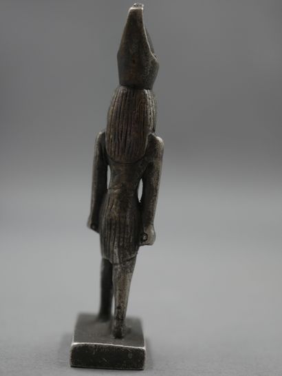 null Dieu faucon Horus marchant style Basse Epoque. Argent. 

H : 6,5 cm.
