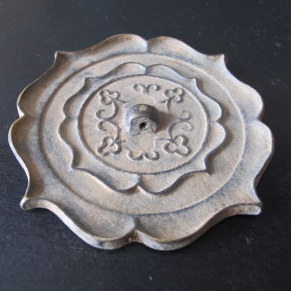 null Miroir quadrilobé à la fleur de lotus stylisée. Bronze. Chine. Possible époque...