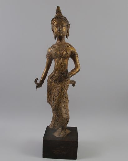 null Statuette de danseuse sacrée en bronze doré sur socle en bois. Thaïlande. XIXe...