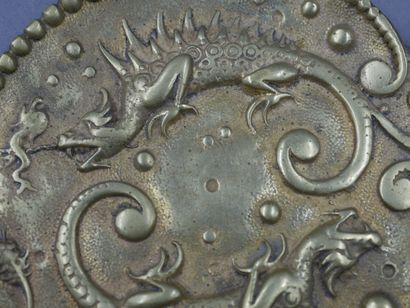 null Vide poche aux dragons. XIXè s. Bronze doré. 

L : 14 cm.