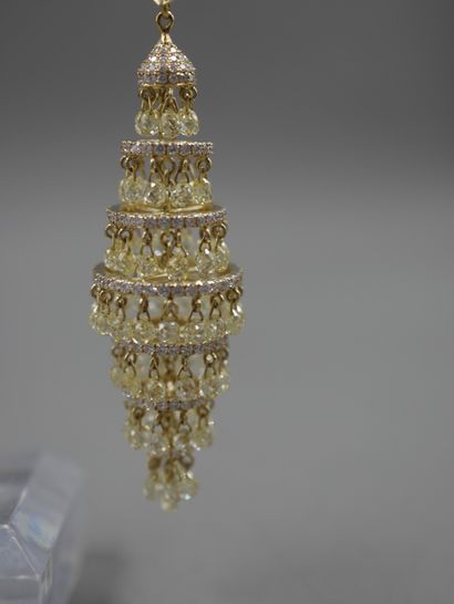 null Paire de pendants d'oreilles en or jaune 18k en forme de lanterne vénitienne...