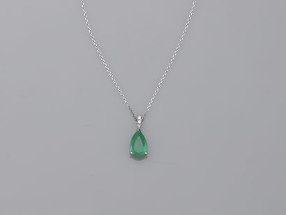 null Pendentif goutte en or blanc 18k surmonté d'une émeraude taille poire de 1,50cts...