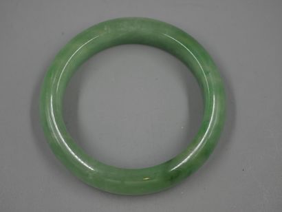 null Bracelet jonc en Jade - Poids : 89,30gr - Diamètre intérieur 6,3cm - Cassé recollé...