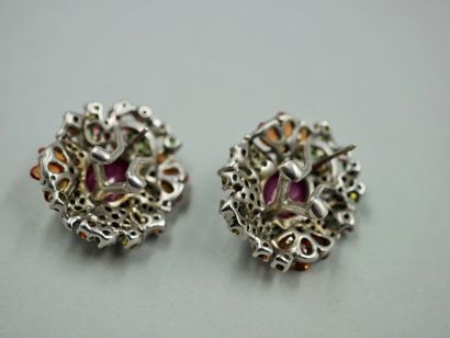 null Paire de boucles d'oreilles fleurs en argent surmontées d'un rubis en cabochon...