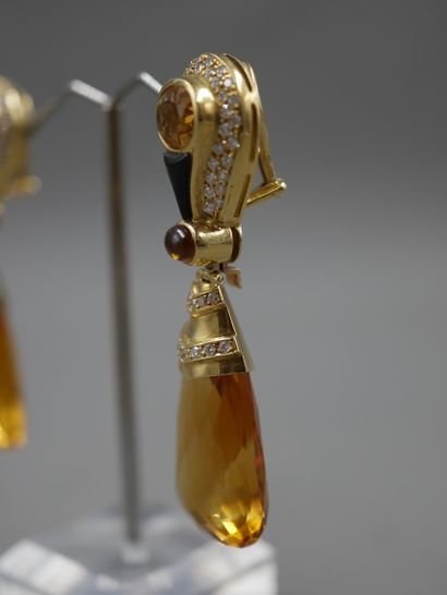 null Paire de pendants d'oreilles clips en or jaune 18k constitués d'une pampille...