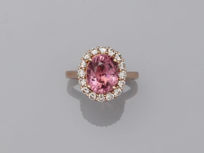 null Bague en or rose 18k ornée d'une tourmaline rose ovale de 3,50cts environ cerclée...