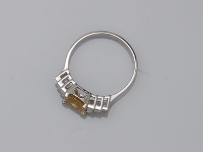 null Bague en or blanc 18k surmontée d'un saphir jaune de 1,50cts environ épaulé...