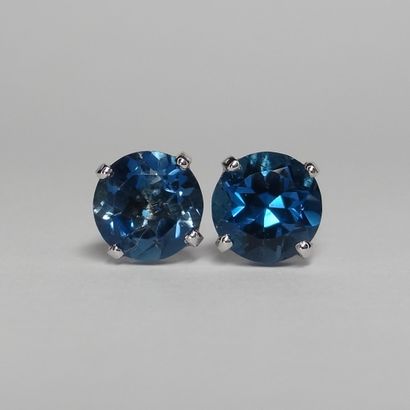 null Paire de boutons d'oreilles en or blanc 18k surmontés de topazes bleues "London...