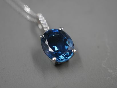 null Pendentif en or blanc 18k serti d'une topaze bleue "London Blue" taille ovale...