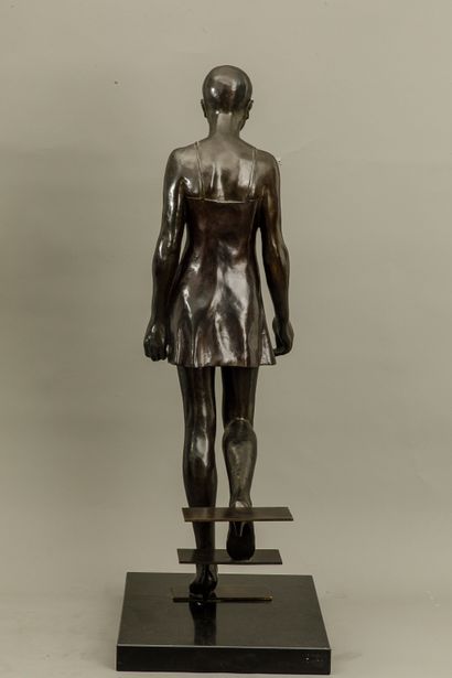 null Mauro CORDA (Né en 1960) - Femme debout marchant - Bronze à patine médaille...