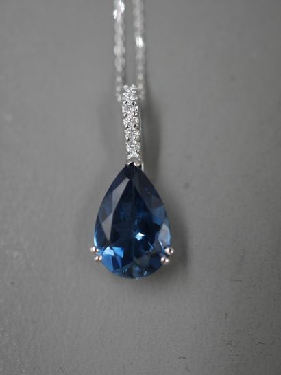 null Pendentif en or blanc 18k orné d'une topaze bleue "London Blue" taille poire...