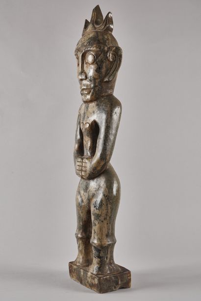 null AFRIQUE - Sculpture funéraire d’un ancêtre en serpentine verte et grise, les...