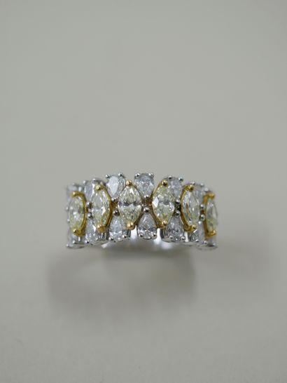 null Bague bandeau en or blanc 18k ornée de 6 diamants navettes jaunes pâle alternés...