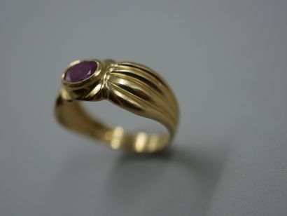 null 18k yellow gold bow ring with a ruby in closed setting - PB : 2,90gr - TDD ...