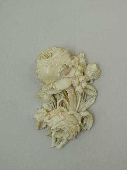 null Piece of a brooch in chased ivory with roses - Work of the XIXth century - Weight...