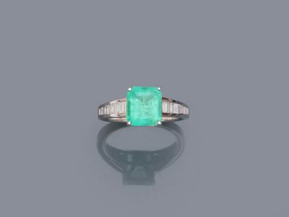 null River ring in 18k white gold set with a 2.50cts emerald cut emerald and a line...