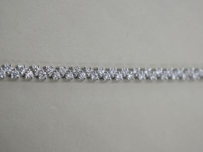null Line bracelet in 18k white gold set with round diamonds in quincunxes for a...