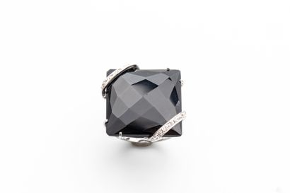 null 18k white gold ring with a faceted onyx motif set with two lines of diamonds...