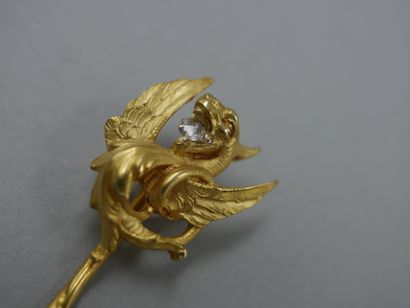  Epingle à cravate en or jaune 18k à motif d'une chimère sertie d'un diamant taille...