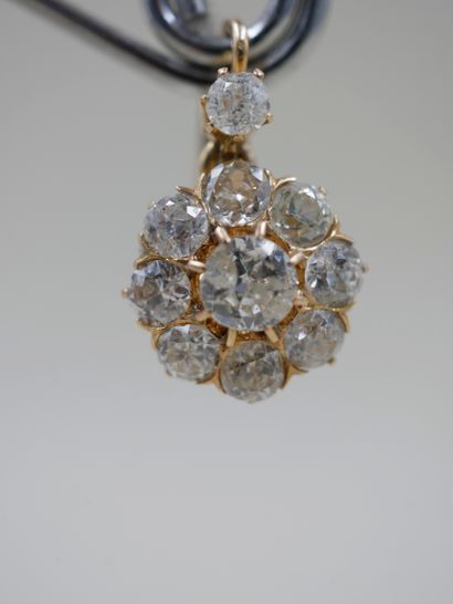 null 
Pair of 18k yellow gold flower-shaped dormeuses set with diamonds for a total...