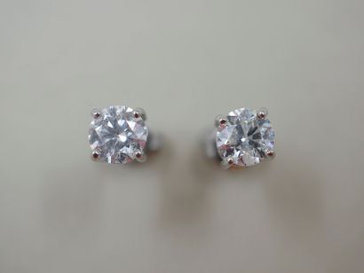 null Pair of 18k white gold earrings set with diamonds for about 1,20cts in total...