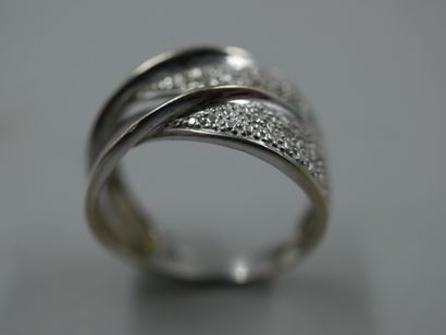 null Bague en or gris 18k à double anneaux torsadés partiellement pavés de diamants...