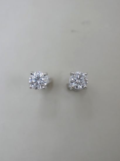 null Paire de puces d'oreilles en or gris 18k ornées de diamants taille brillant...