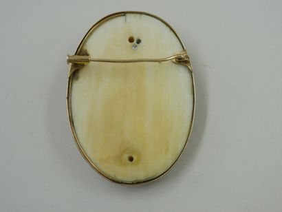 null Romantic brooch in 18k yellow gold surmounted by a large oval cameo on ivory...