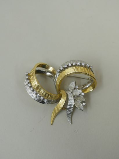 null Bow brooch in white gold and 18k yellow gold with guilloché and diamonds - PB...