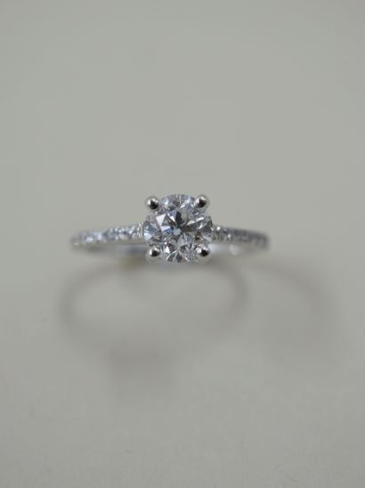 null Solitaire ring in 18k white gold set with a round diamond weighing 1ct, G colour...