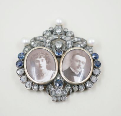 null Brooch in 18k white gold with two medallions each presenting a portrait and...