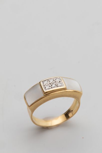 Ring in 18k yellow gold topped with mother-of-pearl...