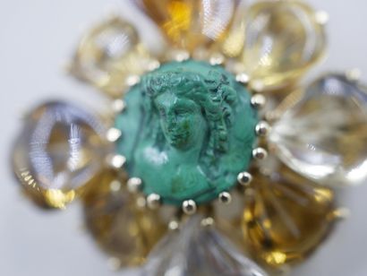 null Pendentif broche en or jaune 18k centré d'un camée sur malachite représentant...