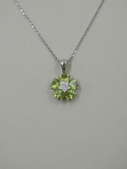 null Necklace in 18k white gold holding a flower pendant set in its center with a...