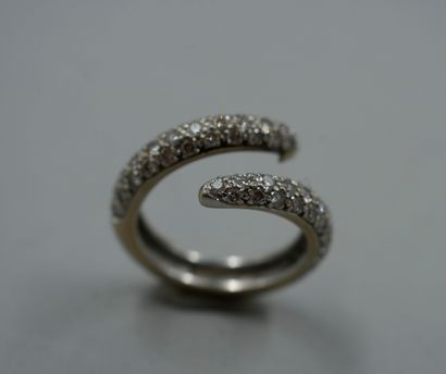 null Crossed ring in 18k white gold paved with diamonds - PB : 6gr - TDD 54