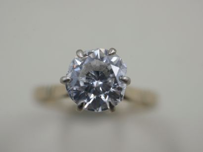 null Bague solitaire en or gris 18k sertie d'un diamant rond pesant environ 1ct....