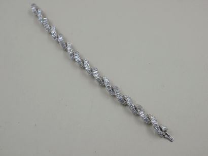 null 
Articulated Art Deco style bracelet in 18k white gold with twisted links set...