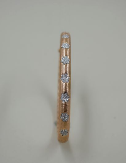 null Bracelet jonc rigide en or rose brossé 18k et serti de diamants taille brillant...