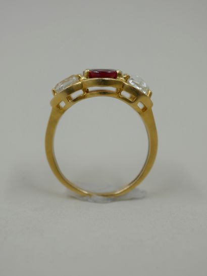 null Bague en or jaune mat 18k sertie d'un beau rubis ovale pesant environ 2cts épaulé...