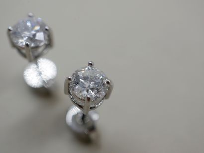 null Pair of 18k white gold earrings set with diamonds for about 1,20cts in total...