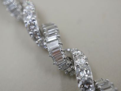 null 
Articulated Art Deco style bracelet in 18k white gold with twisted links set...